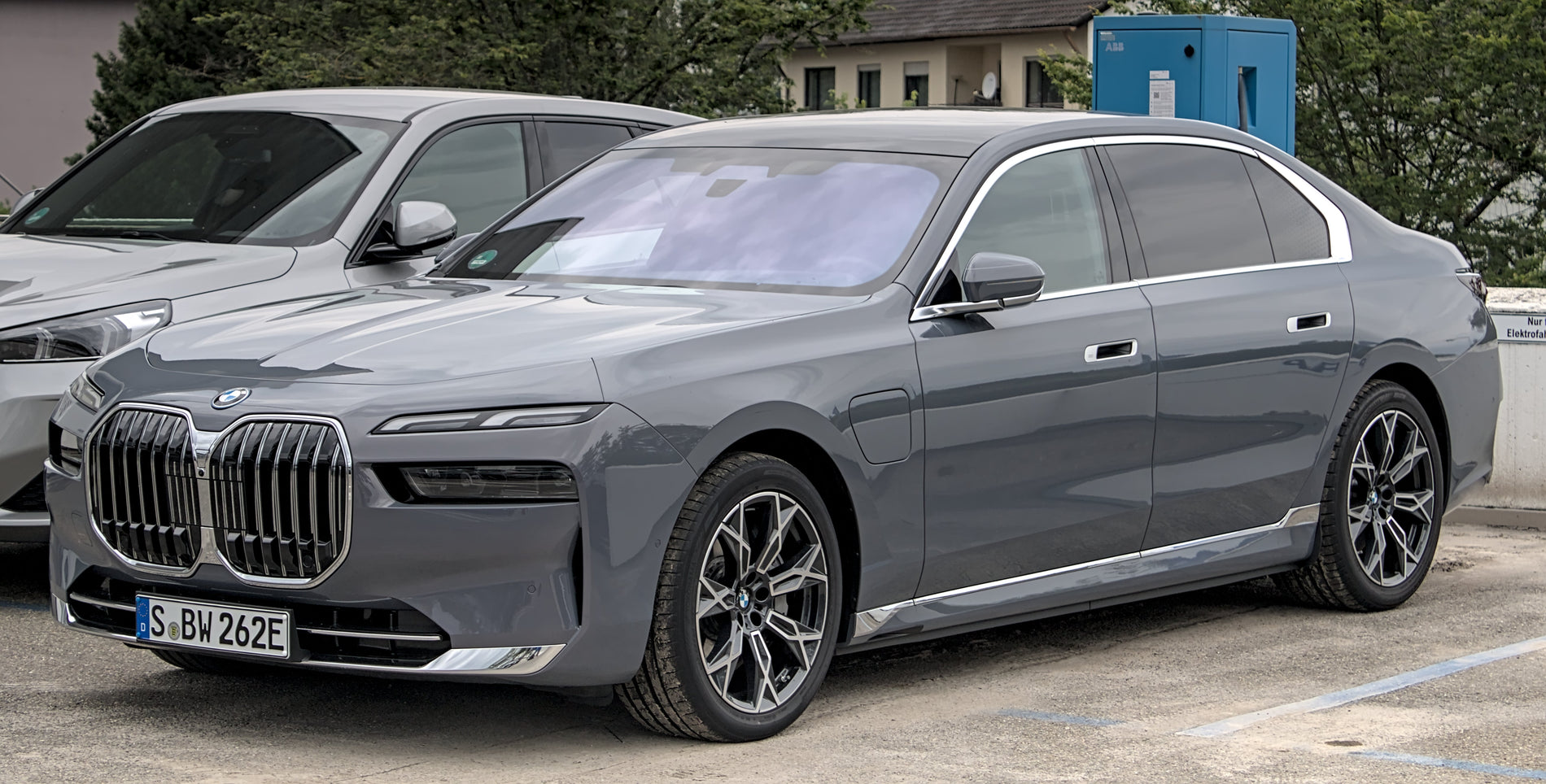 Top 10 Best Luxury Cars | Video